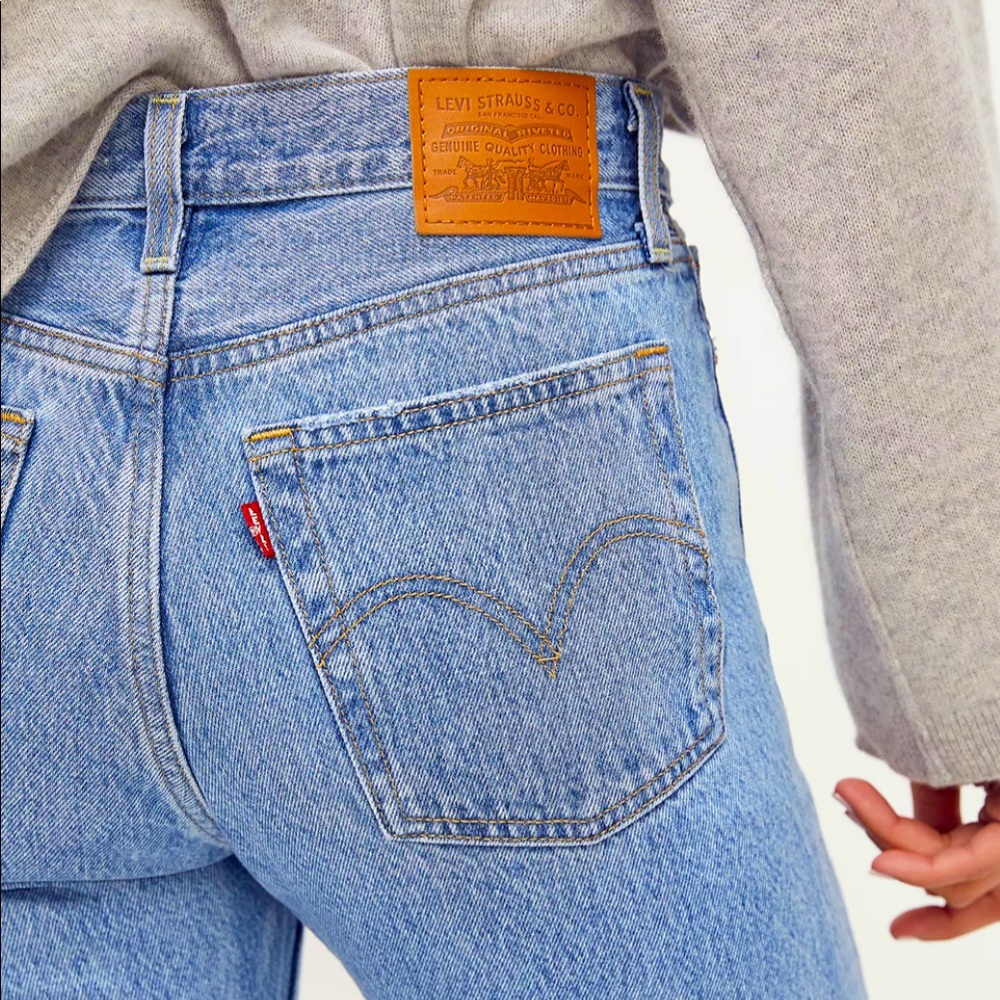 ‼️LEVIS 501 WEDGIE RIPPED JEANS NEW SIZE 24‼️